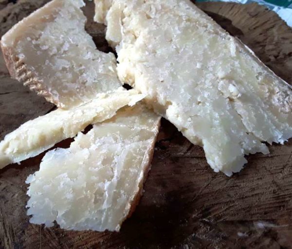 grandi-formaggi-pecorino-castel-del-monte-stag-2-anni-fette